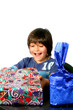 Foto: Junge mit Geschenk Junge mit Geschenk
