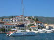 Catamaran au départ de Poros, Grèce