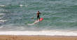surfeur debout sur sa planche