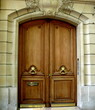 Porte vernie marron avec poignées dorées.