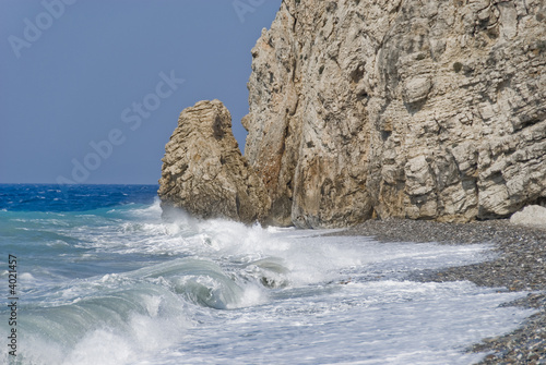 Wave breaking against rocks