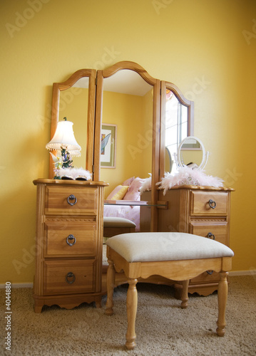 Lighted Bedroom Vanity on Bedroom Vanity Table And Mirror    Paul Hill  4044880   See Portfolio