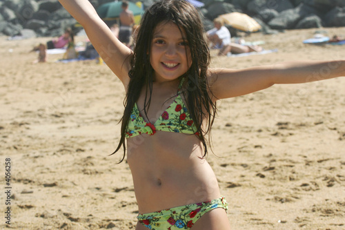 Photo: petite fille en maillot de bain petite fille en maillot de bain