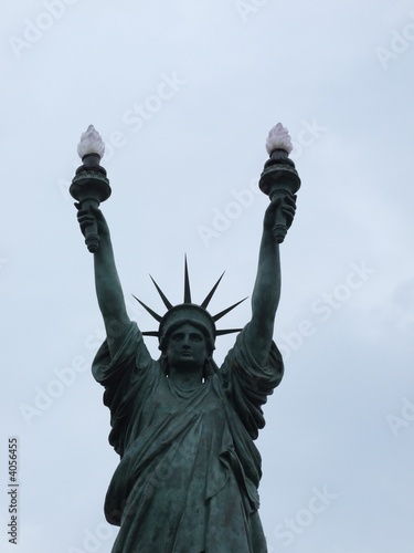 Photo: Une statue de la Liberté à deux bras Une statue de la Liberté à deux bras