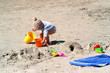 Kind spielt im Sand