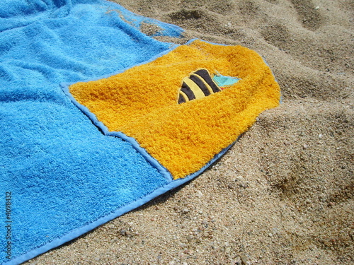Toalla en la arena de la playa Toalla en la arena de la playa