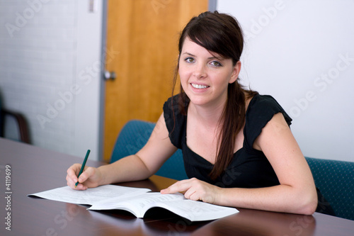 Foto: College Student Using Catalogue College Student Using Catalogue