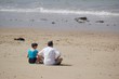 Couple assis sur le bord de mer à Noirmoutier