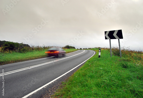 Foto : Moving car rounds country bend Moving car rounds country bend