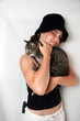 Jeune fille avec un chat dans les bras