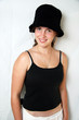 Jeune fille au chapeau noir