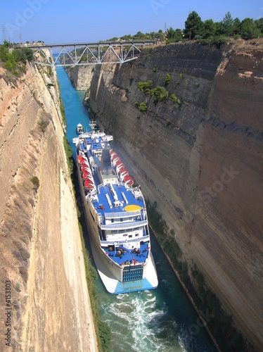 Paquebot passant le canal de Corinthe, Grèce - 2 - 