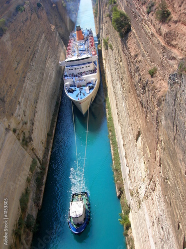 Paquebot passant le canal de Corinthe, Grèce