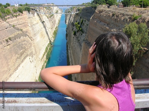 Enfant découvrant le Canal de Corinthe Enfant découvrant le Canal de Corinthe