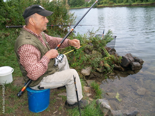 Angler befestigt Köder