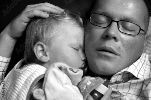 Photo: père et fils dormant ensemble père et fils dormant ensemble