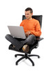 Homme travaillant sur un ordinateur portable