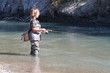 garçon à la pêche en rivière