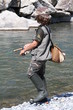 jeune garçon pêchant à la cuillere