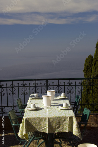dining tabe sicily