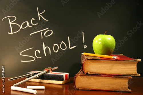Foto: School books with apple on desk School books with apple on desk
