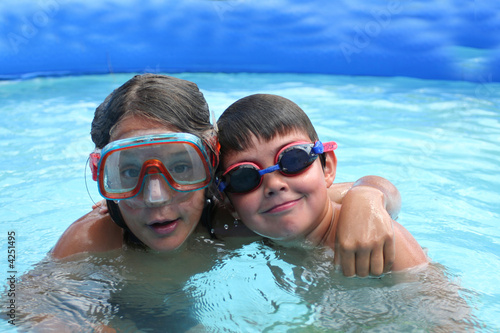 2 enfants dans une piscine