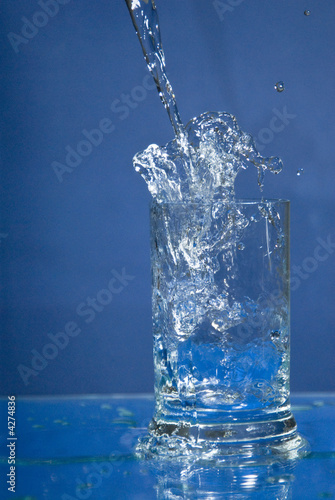 Wasserguss ins Glas Wasserguss ins Glas