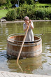 Junge Frau in einem Freizeitpark