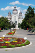 Horloge florale du parc devant une église en Roumanie.