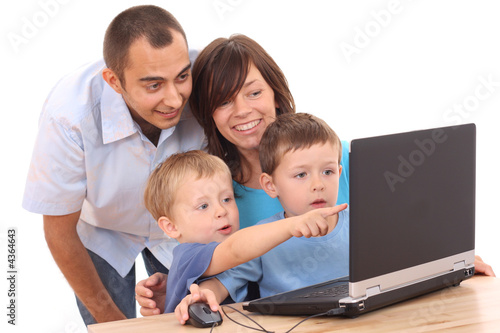 Foto: family using laptop family using laptop