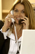 Donna parla al telefono