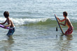 enfants jouant avec les vagues