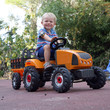 Enfant sur un tracteur (jouet)