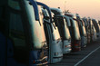 Fila di autobus al tramonto Fila di autobus al tramonto