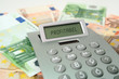 Taschenrechner und Umsatz, mit großer Menge Bargeld