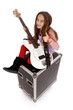 Jeune guitariste assis sur une caisse