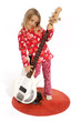 Enfant joue de la guitare