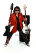 rocker debout avec deux guitares