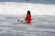surfeur rasta qui rentre à l'eau