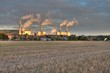 Kraftwerk hinterm Feld