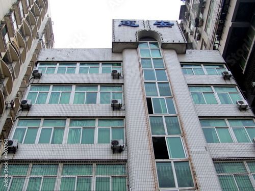 Façade moderne de céramique blanche et verre, Chine Façade moderne de céramique blanche et verre, Chine