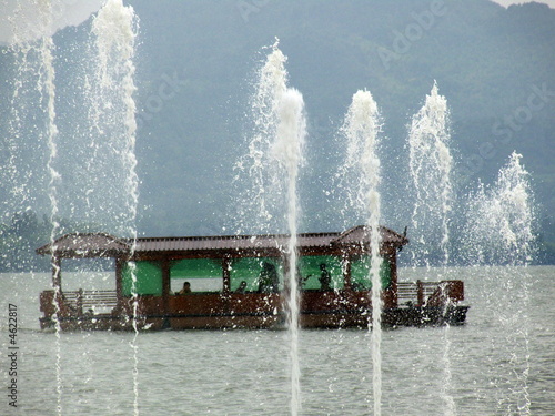 Jets d'eau sur le lac Hangzhou, Chine Jets d'eau sur le lac Hangzhou, Chine