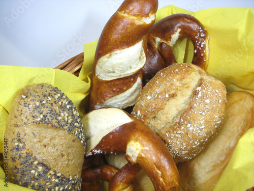 Foto: Brötchen und Brezen im Korb Brötchen und Brezen im Korb