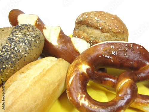 Foto: Semmel und Brezel im Korb Semmel und Brezel im Korb