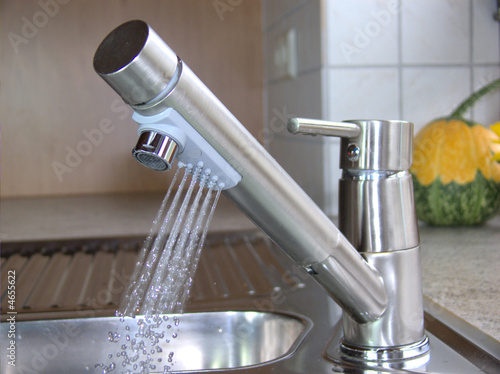 Einhebelmischer in der Küche mit Brausefunktion