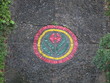 Fleur de galets dessinée sur le sol, Chine Fleur de galets dessinée sur le sol, Chine