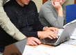 Foto: Discussion on the meeting, three students around laptop Discussion on the meeting, three students around laptop