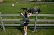 fille admirant chevaux