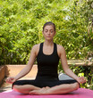 Details der Fotografie Junge Dame macht Yoga Übung