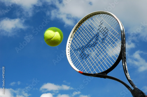 Foto: tennis ball and raquet in action tennis ball and raquet in action